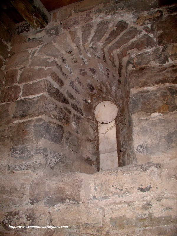 INTERIOR DE LA VENANA DE ARCO DE HERRADURA